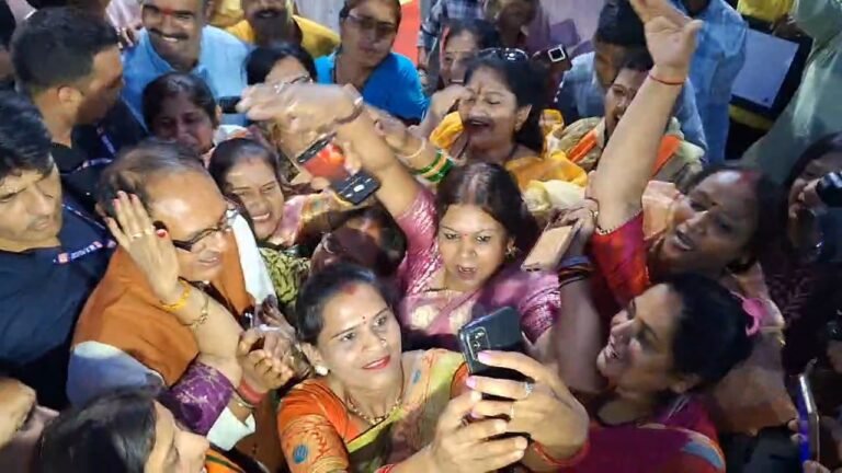 प्रदेश कार्यालय में लाड़ली बहनों ने गाया गीत.फूलो का तारो का सबका कहना है, एक हजारों में मेरे भैया है।