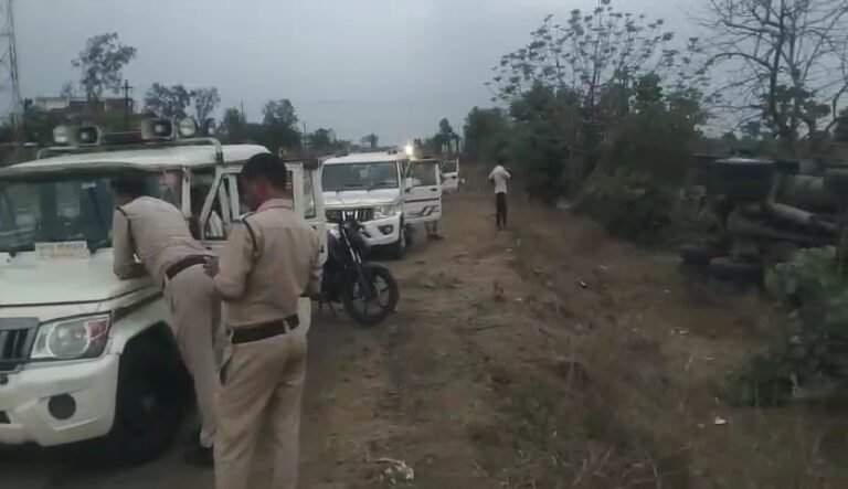 अवैध खनिज परिवहन करते तीन डम्पर जप्त,ड्राइवर डम्पर पलटा कर भागा।