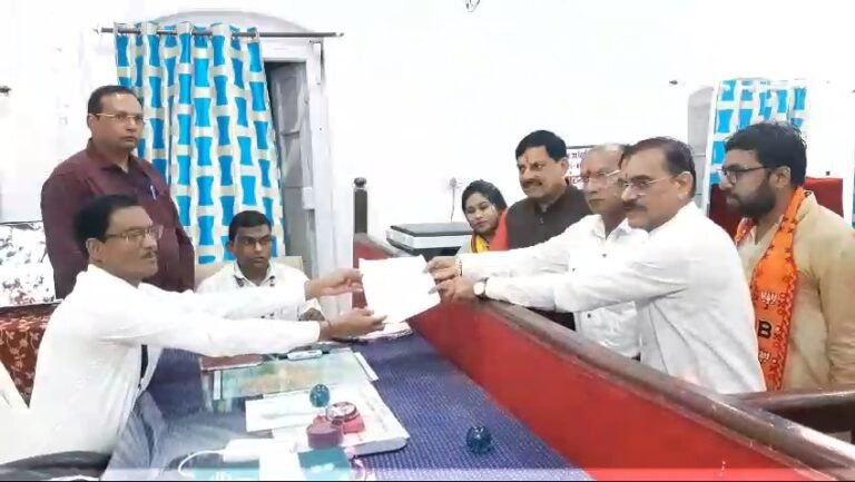 गिरती बारिश में पोंहचे CM मोहन यादव,अमरवाड़ा भाजपा प्रत्याशी का भरवाया नामांकन,वी.डी शर्मा भी रहे मौजूद