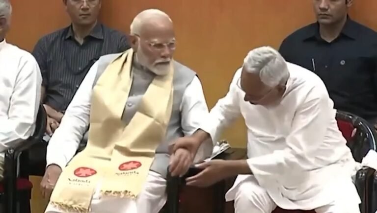 प्रधानमंत्री का हाथ पकड़ने का नीतीश कुमार का वीडियो हो रहा वायरल।