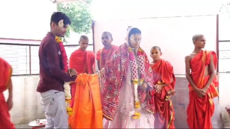 तलाक शुदा मुस्लिम महिला ने हिन्दू युवक से शादी कर सनातन धर्म अपनाया