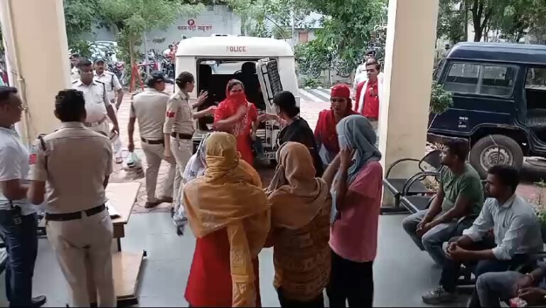 पुलिस ने पकड़ा सेक्स रैकेट,5 युवतियां और 8 युवक गिरफ्तार