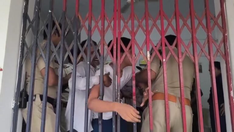 छतरपुर जमीन पर कब्जा कराने पहुंची पुलिस,दलित परिवार की महिलाओं पुरुषो  थाने में किया बंद,थाने के मेन गेट का ताला लगाकर मारपीट का आरोप…!