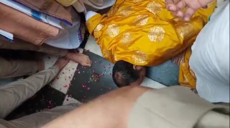 पं. प्रदीप मिश्रा ने बरसाना मंदिर में पहुंचकर राधारानी के समक्ष दंडवत होकर माफी मांगी।