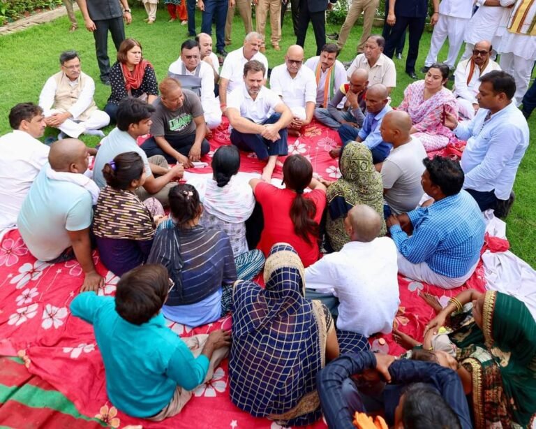हाथरस हादसे में पीड़ित राहुल गांधी से लिपटकर रोए : राहुल ने कहा टेंशन न लो हम है।