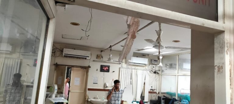 बिहार में पुल तो एमपी में अस्पताल की सीलिंग गिरी