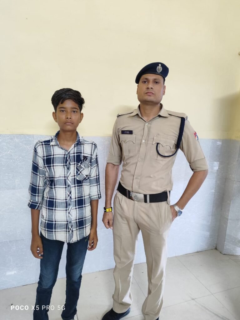 चलती ट्रेन से युवक ने प्लेटफर्म पर उतरने की कोशिश, सीसीटीवी फुटेज आया सामने…