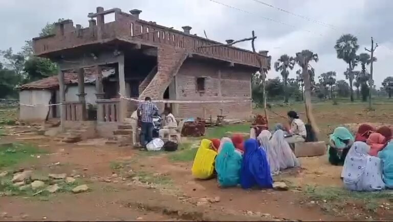 पति पत्नी और तीन बच्चों के शव फांसी के फंदे पर लटके मिले