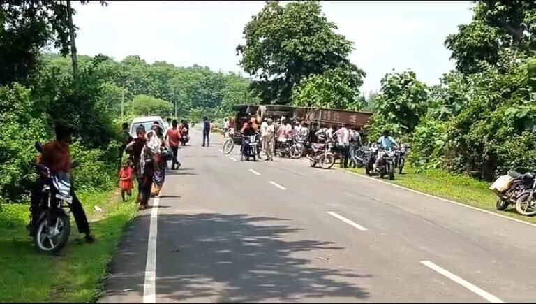 गाय को बचाने में शराब से भरा कंटेनर पलटा, शराब लूटने के लिए उमड़ी भीड…..