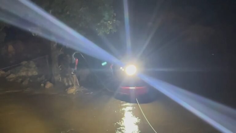 निवाड़ी मवेशी चराने गये चार लोग नदी का जलस्तर बढ़ने से टापू पर फंसे…