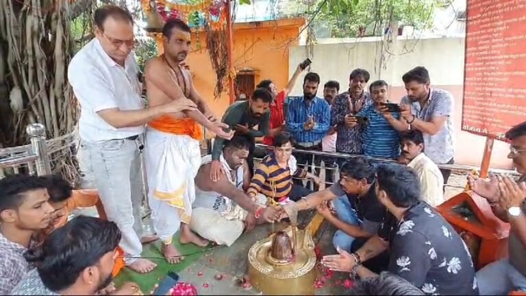 उज्जैन के ढांचा भवन में युवक ने खून से किया भगवान शिव का अभिषेक,वीडियो हुआ वायरल।