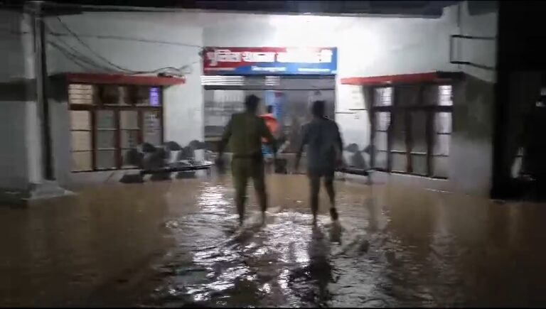 शाजापुर में लगातार बारिश से जनजीवन अस्त-व्यस्त, कई जगह जलभरावमदद के लिए पहुंचे SDERF की टीम