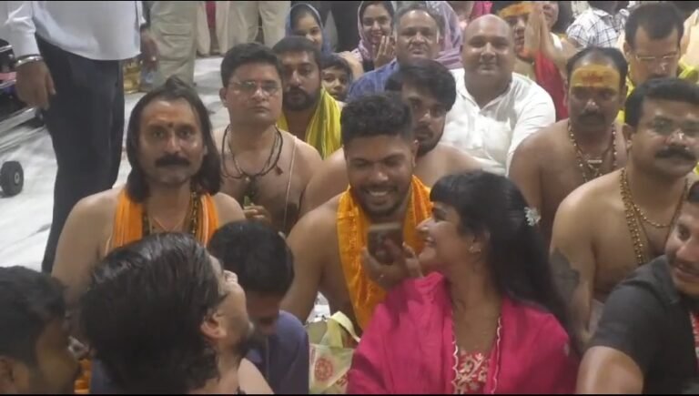 श्रावण मास के दूसरे सोमवार बाबा महाकाल के दर्शन करने पहुंचे क्रिकेटर उमेश यादव