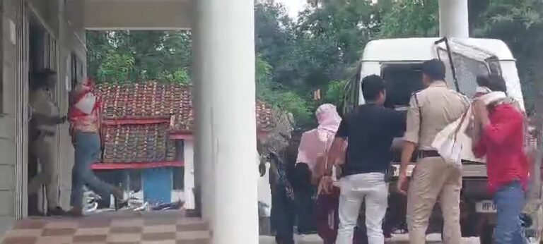 दमोह से गायब हुई चार छात्राएं तलाश में होटलों में छापा,तीन संदिग्ध जोड़े मिले।
