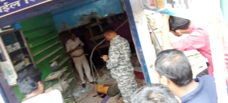 जर्जर भवन की दीवार गिरने से मजदूर की मौत।