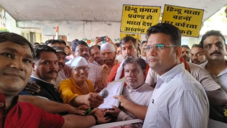 बांग्ला देश में हुए हमले पर गुना के नागरिक सड़कों पर
