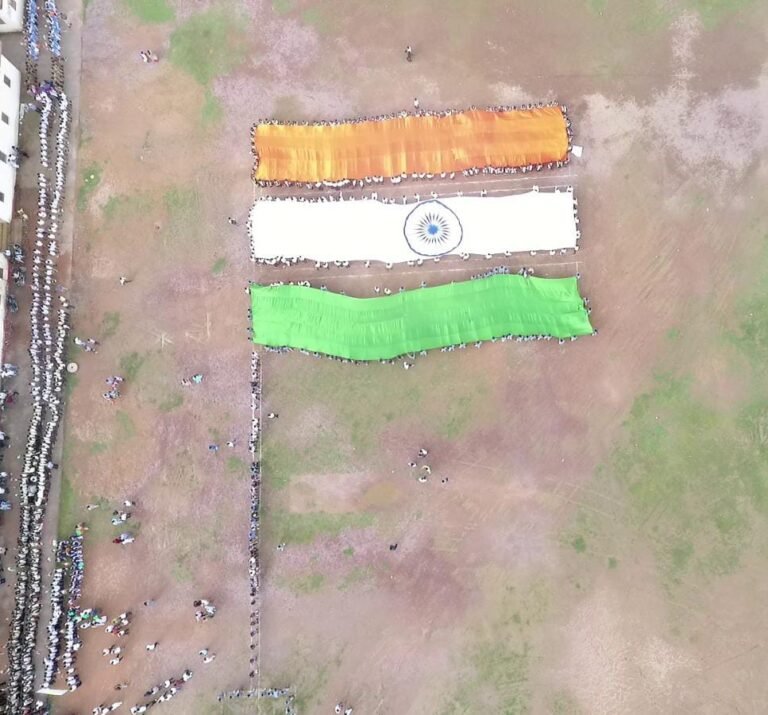 तिरंगे को थाम मानव श्रृंखला बनाकर छतरपुर शहर में  निकले स्कूली बच्चे।