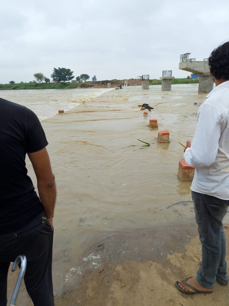 सिंध नदी के बहाब में मां-बेटे सहित तीन बहे : तेज बहाब में रपटे को पार करने की कर रहे थे कोशिश।