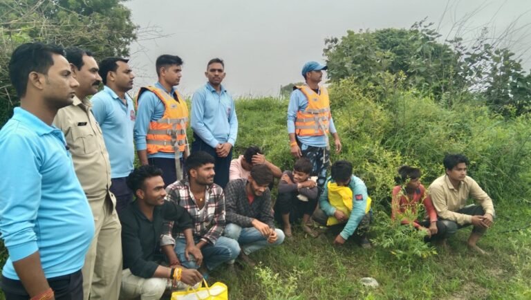सिंध नदी के टापू पर फसे दो बच्चें सहित 8 लोगों को किया गया सफल रेस्क्यू -LIVE वीडियो