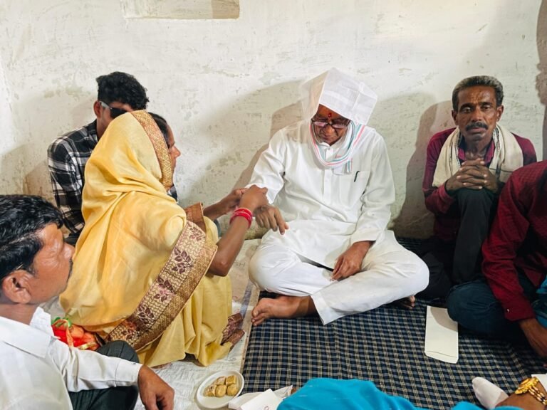 मृतक अंजना अहिरवार की मां से बडोदिया पहुंचकर पूर्व मुख्यमंत्री दिग्विजय सिंह बंधवाई राखी