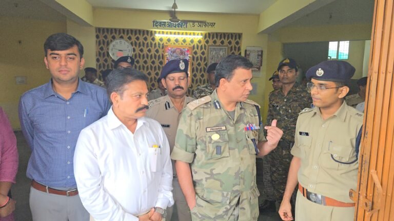 सागर कमिश्नर और आईजी ने छतरपुर में पथराव में घायल हुए उपचाररत पुलिस जवानों का हाल चाल जाना