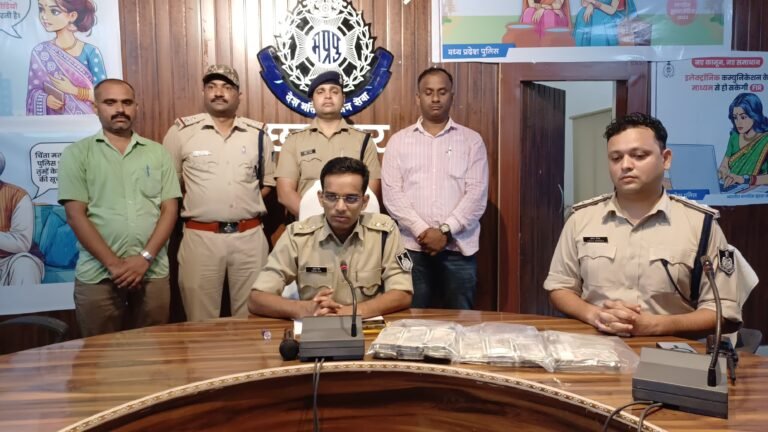 बस स्टैंड रोड में हुई लूट का किया खुलासा,तीन लुटेरे गिरफ्तार, 10 लाख 25 हजार रुपए बरामद।