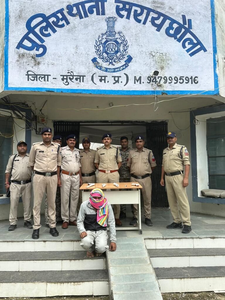 दो अलग-अलग थानों में पुलिस ने हथियार तस्करों को पकड़ा, भारी मात्रा में अबैध हथियार किए बरामद।