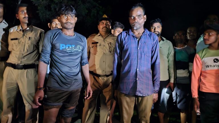 एसडीआरएफ, होमगार्ड और पुलिस बल द्वारा रेस्क्यू कर दोनों मछुआरों को सुरक्षित निकाल लिया गया है…