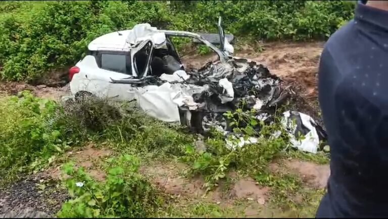 कटनी के पौड़ी मोडके पास बस और कार में भिड़त चार लोगो की हुई मौत।