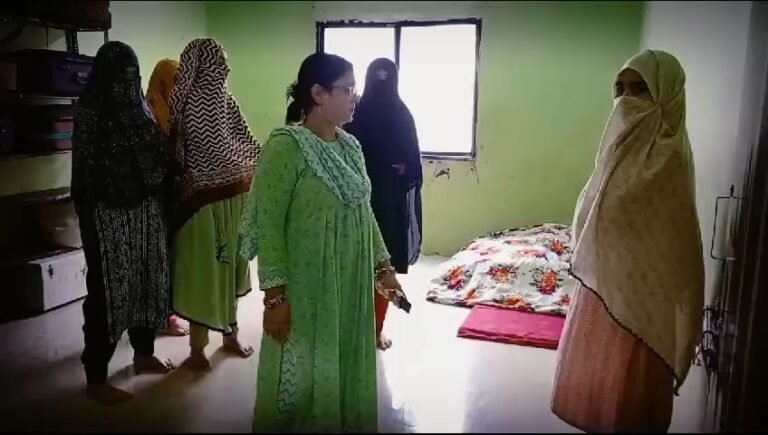 बालिका मदरसे की जांच करने पहुंचा प्रशासन विरिया खेड़ी स्थित बिना अनुमति चल रहा दारुल उलूम गुलशन फातिमा मदरसा