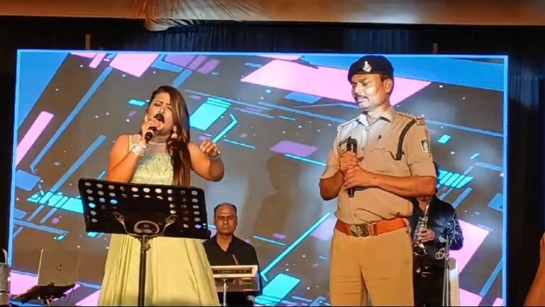 थाना प्रभारी ने मंच से गीत गाया, उसके दो दिन बाद उसे एसपी ने लाईन अटैच किया।