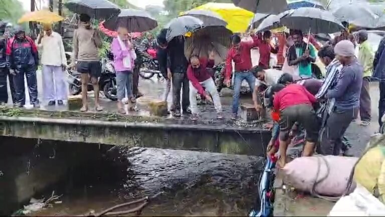 उफनती नदी में पुलिया से बाइक सहित गिर गया युवक