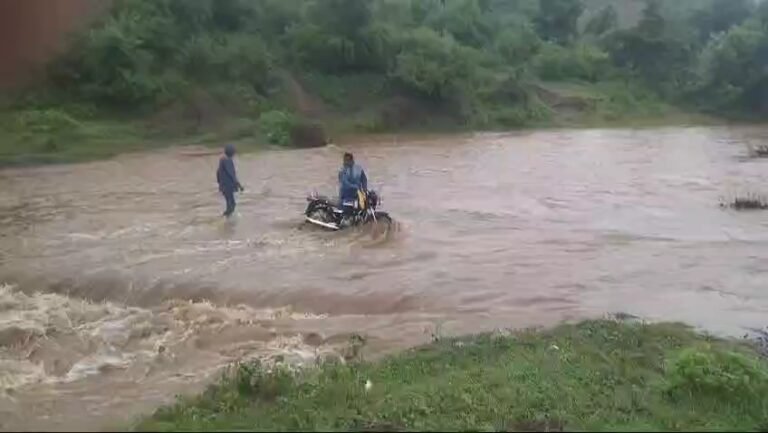 ग्रामीण जान जोखिम में डालकर पार कर रहे हैं रपटा,जिला प्रशासन बना मुख दर्शक।