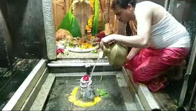 ओंकारेश्वर तीर्थ नगरी में लाखों की संख्या में पहुंचे श्रद्धालु, लाइन में घंटों लगने के बाद आपस में भिड़े श्रद्धालु जमकर हुई मारपीट।