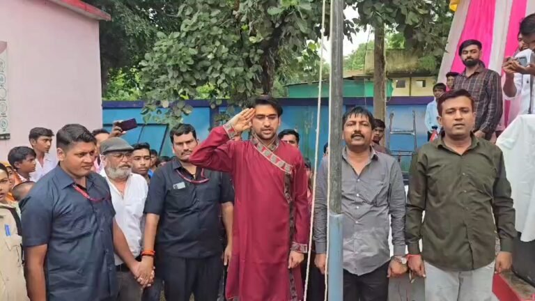 धीरेंद्र कृष्ण शास्त्री ने किया ध्वजारोहण