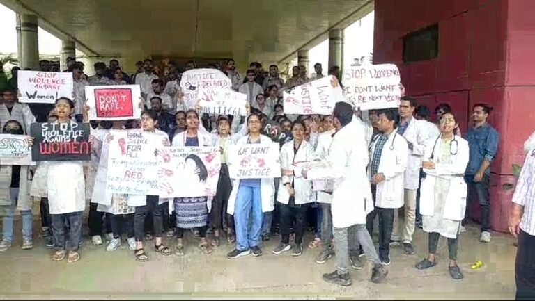 इंदौर में पश्चिम बंगाल में हुई महिला डॉक्टर के साथ हुई वारदात के बाद  चिकित्सा विभाग से जुड़े हुए छात्र-छात्राओं ने किया प्रदर्शन