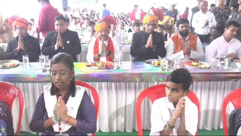मंत्री कैलाश विजयवर्गीय ने किया विद्यार्थियों के साथ भोजन