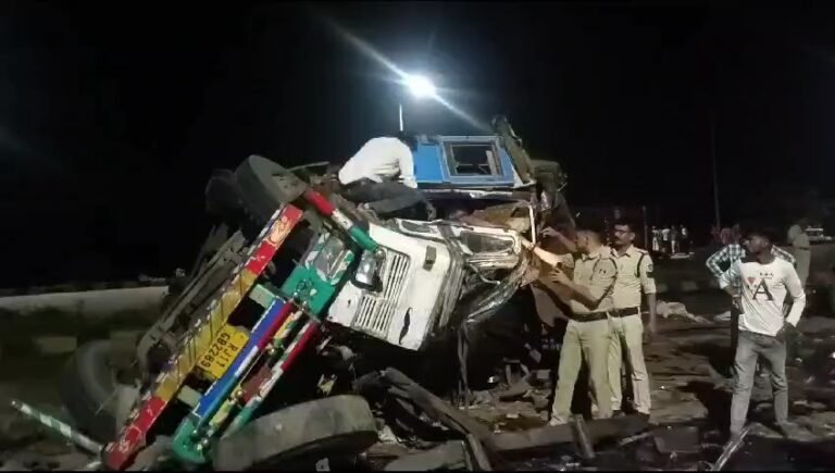 नेशनल हाईवे पर गायों को बचाने में टकराए तीन वाहन, दो लोगों की हुई मौत, चार घायल।