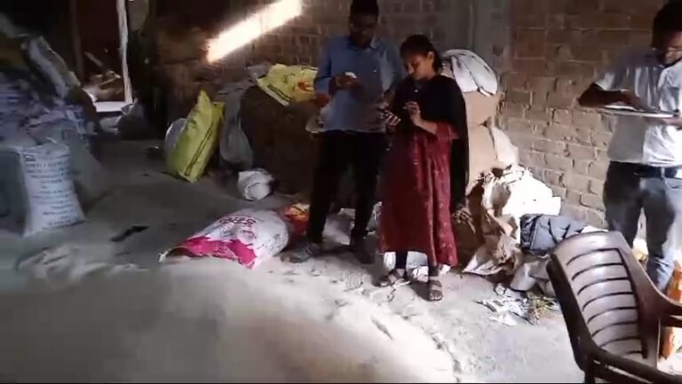 शाजापुर में खाद्य और राजस्व विभाग की टीम ने गोदाम से लगभग 300 बोरियों  से अधिक जब्त किया चावल, PDS का है।