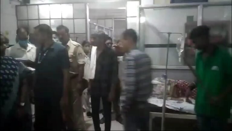 राज्यमंत्री जी ने जिला अस्पताल में सुपरवाइजर से झाडू लगवाई।