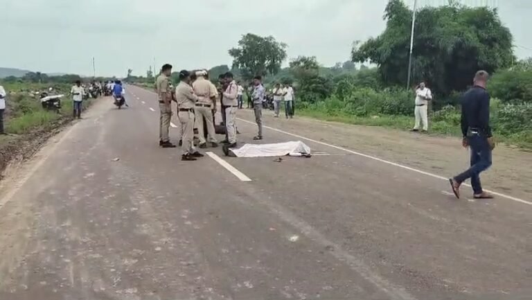 राखी पर जा रहे दंपति को बस ने कुचला दोनों की मौत, दो बच्चे घायल।