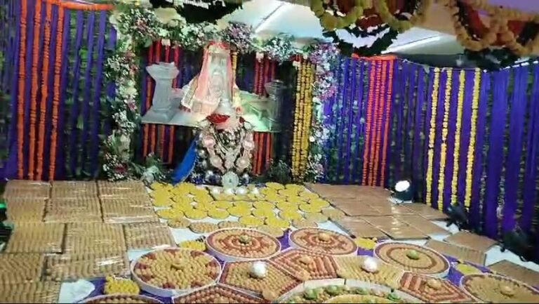 बाबा महाकाल के दरबार में मनाया गया रक्षाबंधन पर्व….पुजारी पुरोहित परिवार की महिलाओं ने बांधी राखी…. सवा लाख लड्डुओं का भी लगा भोग