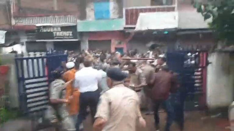 छतरपुर में थाने में पथराव थाना प्रभारी समेत 3 घायल