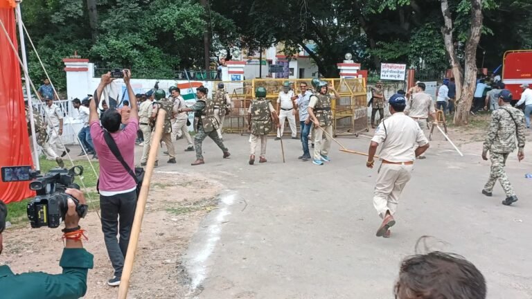 छतरपुर में भारत बंद में हिंसक कारियों पर पुलिस ने भांजी लाठियां