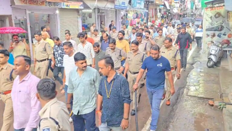 थाने पर पथराव करने वाले आरोपियों का पुलिस ने निकाला जुलूस,पुलिस ने आरोपियों से लगवाए नारे अपराध करना पाप है पुलिस हमारी बाप है।