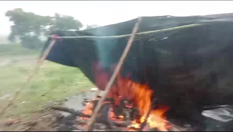 तेज बारिश के बीच त्रिपाल लगाकर किया अंतिम संस्कार।