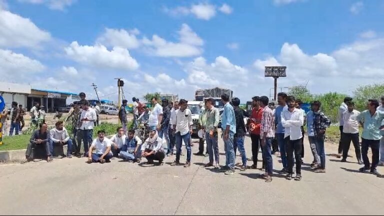 मूंग की उपज का भुगतान न होने से नाराज किसानों ने राष्ट्रीय राजमार्ग 45 पर किया चक्का जाम