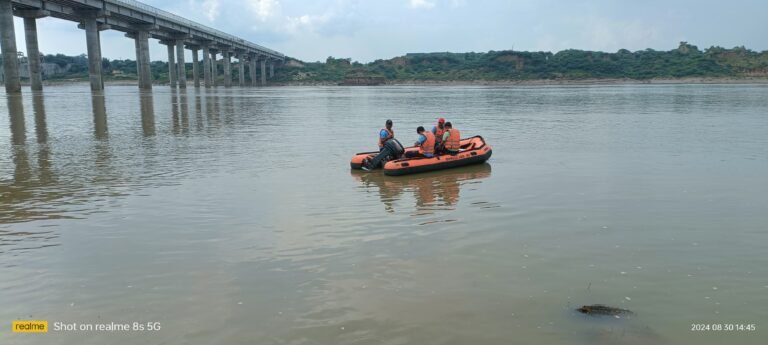 चंबल नदी के पुल पर मिले युवक के कपड़े एसडीआरएफ़ की टीम कर रही रेस्क्यू..