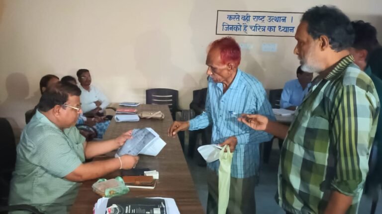 खुद को जिंदा साबित करने 21 साल बाद लौटा , सरकारी दस्तावेज में मृत अब्दुल हफीज।