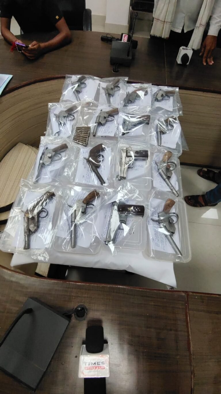 मुरैना पुलिस की अवैध हथियारों पर बड़ी कार्यवाही 16 अवैध हथियार 10 जिंदा राउंड सहित तीन आरोपियों को किया गिरफ्तार।